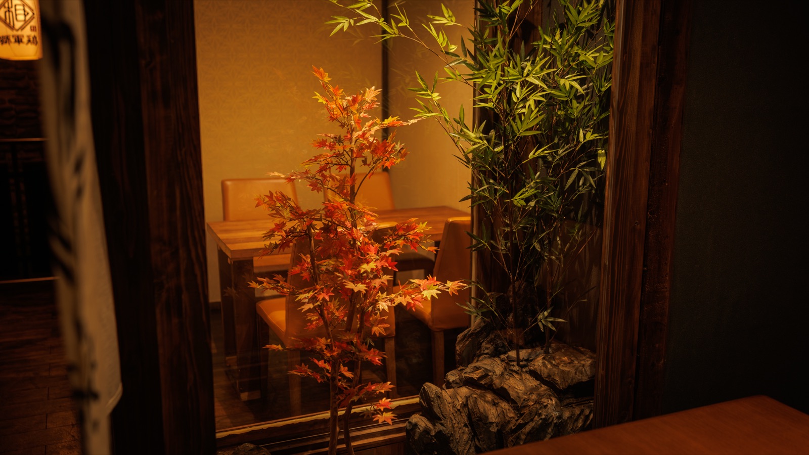 坪庭の紅葉と竹